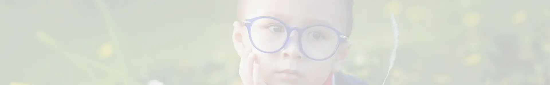Dieťa s okuliarmi